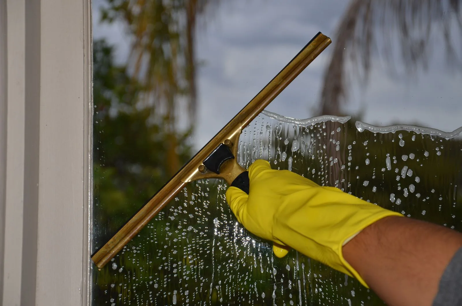 Fensterreinigung mit einem Abzieher