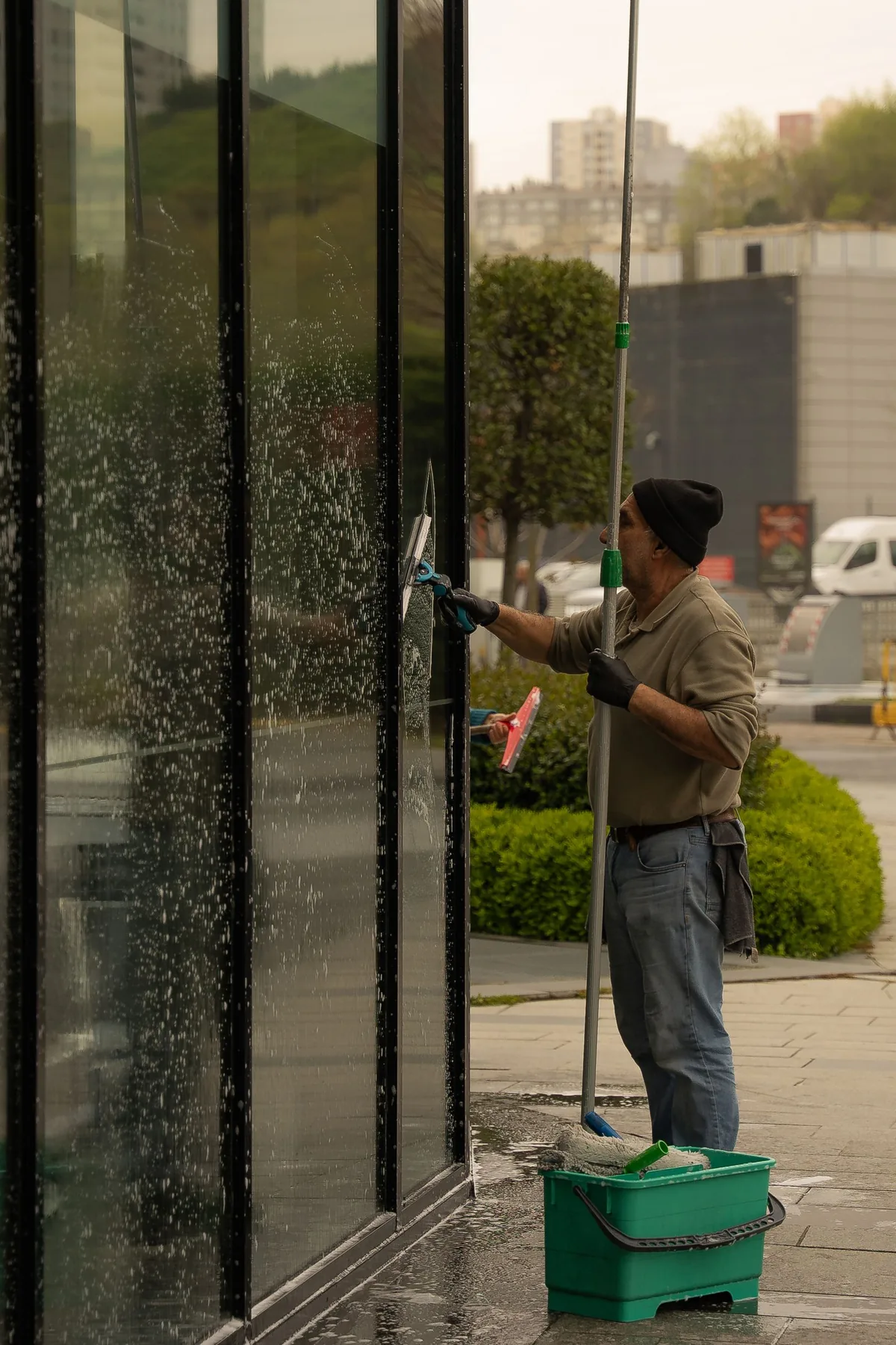 Glas- & Fensterreinigung durch einen professionellen Reinigungsdienst